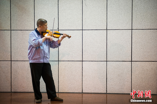 文艺气息爆棚！火速围观那位拉小提琴的保安大叔