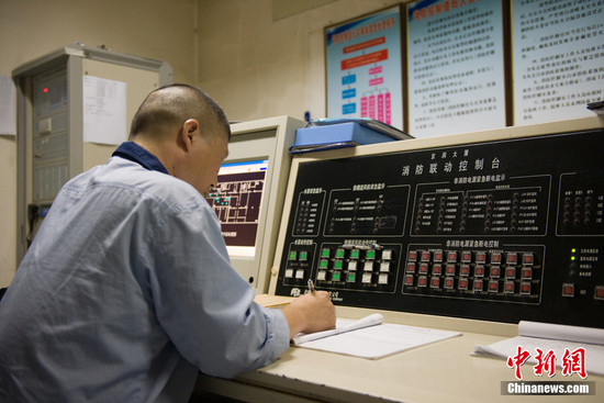 文艺气息爆棚！火速围观那位拉小提琴的保安大叔