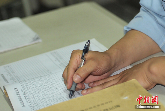 文艺气息爆棚！火速围观那位拉小提琴的保安大叔