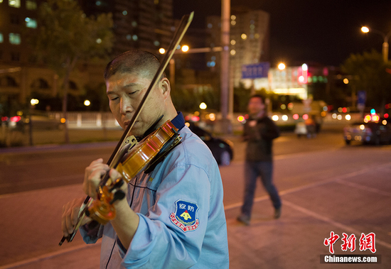 文艺气息爆棚！火速围观那位拉小提琴的保安大叔
