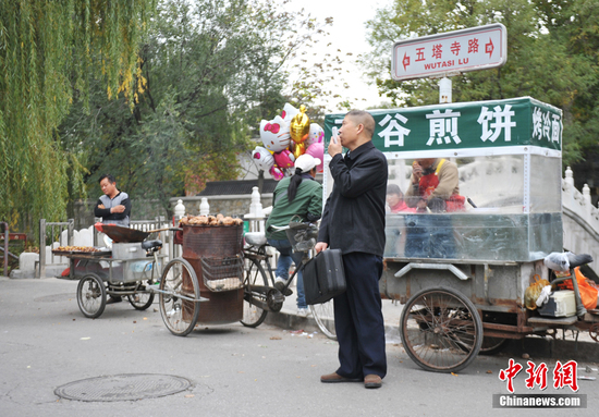 文艺气息爆棚！火速围观那位拉小提琴的保安大叔