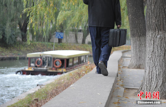 文艺气息爆棚！火速围观那位拉小提琴的保安大叔