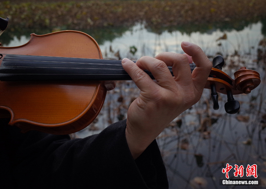 文艺气息爆棚！火速围观那位拉小提琴的保安大叔
