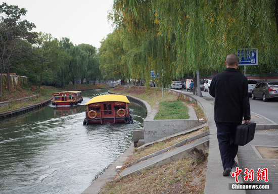 文艺气息爆棚！火速围观那位拉小提琴的保安大叔