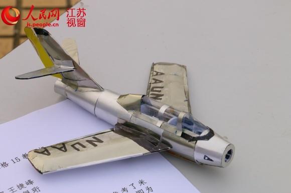 易拉罐变身飞机和小提琴 创意环保大比拼