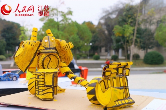 易拉罐变身飞机和小提琴 创意环保大比拼