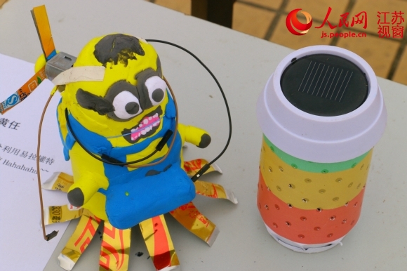 易拉罐变身飞机和小提琴 创意环保大比拼