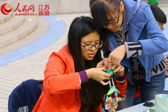 易拉罐变身飞机和小提琴 创意环保大比拼