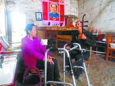 村医客串临终关怀师 上门看病拉二胡抚慰绝症患者