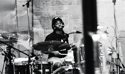 丁薇沉寂11年发新专辑 美国吉他手：我们心灵相通