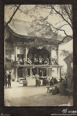 旧时的老腔艺人们在演出。