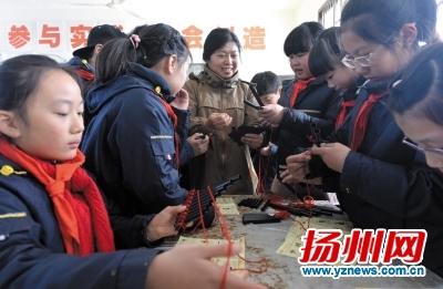孩子们在基地学习排箫制作技艺。文斌摄