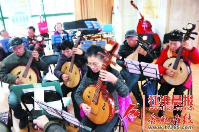 合肥三十位老人组乐团吹拉弹唱献居民