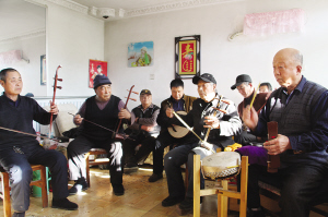 区文广局免费发放乐器 杨疙疸村老人愉悦演奏（图）