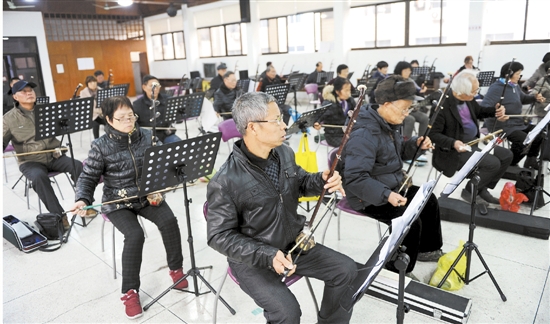 东阳老年大学大妈大爷学二胡