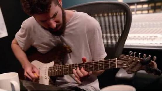 看纸制作的电吉他 如何奏出超棒的音乐