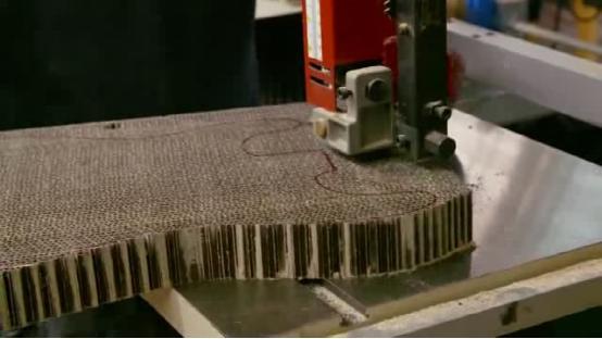 看纸制作的电吉他 如何奏出超棒的音乐