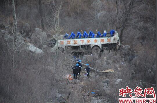 河南大巴车深夜坠百米深崖 已致20死13伤(图)