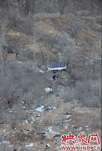 河南大巴车深夜坠百米深崖 已致20死13伤(图)