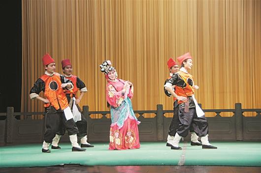 楚天都市报讯 图为：高燕与学生票友同台演出