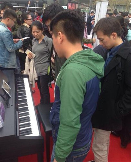 蛋年智能硬件创新大会 智能钢琴等大破吉尼斯纪录 