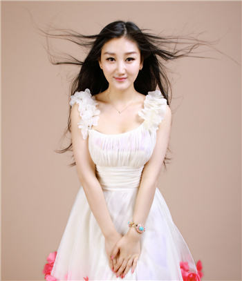 新生代时尚民歌手李俞颖将赴上海参加泛太平洋全球名医盛典