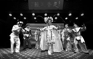 南京市京剧团的演员正在表演新编儿童京剧《三打白骨精》，表演风趣幽默。昨天下午，中国传统戏曲文化与南京历史文化教育基地在老门东金陵戏坊正式成立。南京市演艺集团党委书记徐凯介绍，教育基地成立后，将定期组织学生到场领略传统戏曲魅力，市属剧团专业演员也会为学生授课演出。
