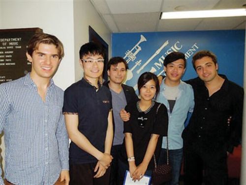 进入第62届美国华盛顿国际弦乐赛决赛的6位选手合影，左二为上海音乐学院学生邓一飞。