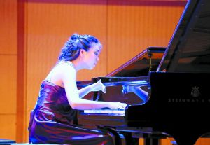 刘一芃在演奏中。本报记者