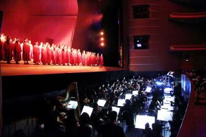 西方，有让人倾慕的歌剧传统，有无数令人敬仰的艺术殿堂。中国，有歌剧制作的新鲜血液，有让人羡慕的年轻市场。艺术规则、市场规律如同程序员，合力规定了一部歌剧的正确打开方式。不久前国家大剧院第七届世界歌剧论坛上，中西再一次观点对撞，为日后的中国歌剧创作交汇出一条可持续发展之路。