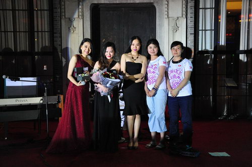 王雅贇（左2）与部分演员和志愿者们