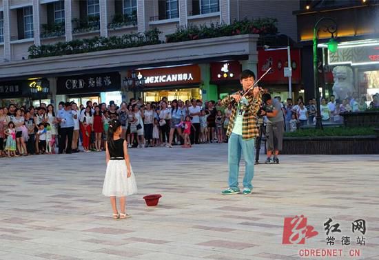 小女孩投出的第一枚硬币拉开了快闪序幕