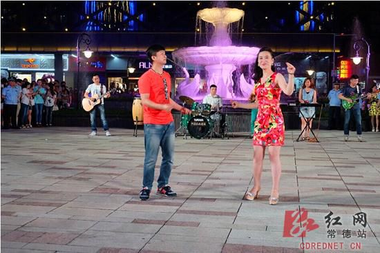 不断有群众加入合唱队伍