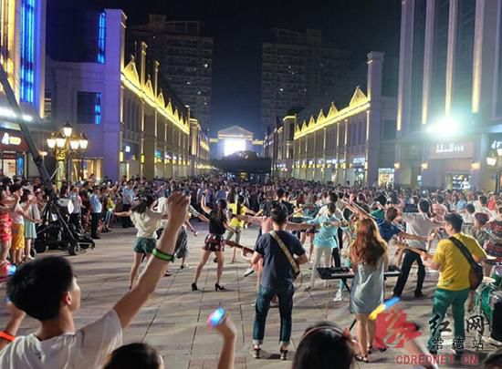 现场汇集了各种乐器，表演者大都是专业音乐生和音乐爱好者