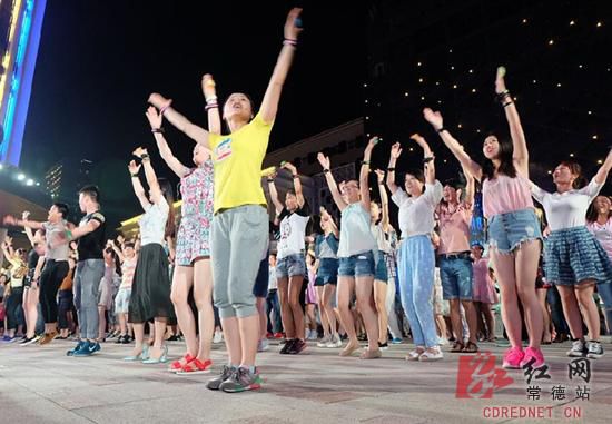 活动最后，千人共舞。