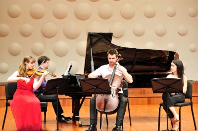 音乐家们在表演。刘江瑞 摄