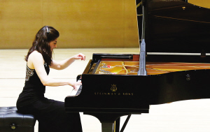 英国女钢琴家英格丽·雅各比钢琴独奏会在天津大剧院举行