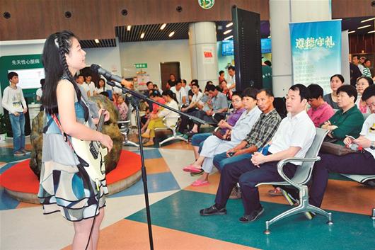 楚天都市报讯 前日，武汉亚洲心脏病医院大厅飘荡起悠扬的歌声，吸引了不少患者驻足。