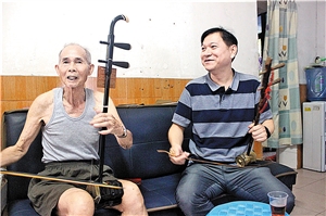 铁烟盒小木杆变二胡 陪黄绍武走过历史沧桑