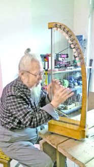 八旬学者段蔷执着追求箜篌梦