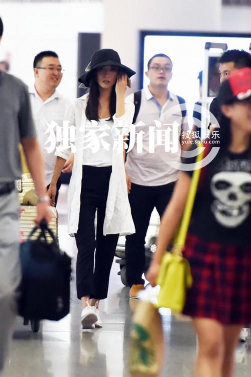 王珞丹回京随身携带吉他 多人随行阵容大