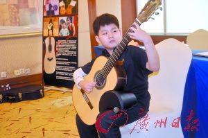 3岁痴迷吉他 打“飞的”坚持学琴