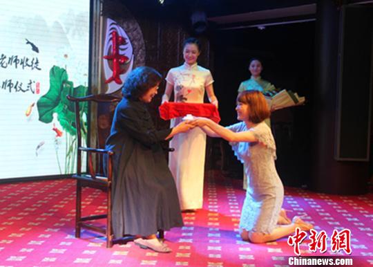 越剧新秀跨界拜师昆曲名家探索传统戏曲多元发展之路