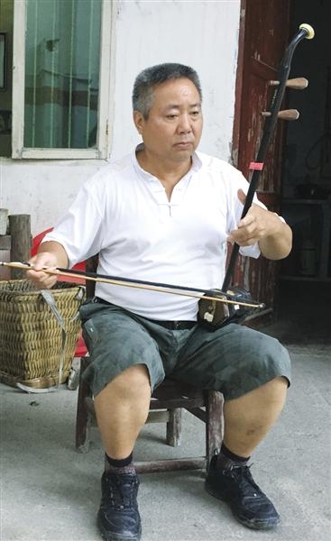 男子25年走5万公里 搜集整理土家民歌千余首