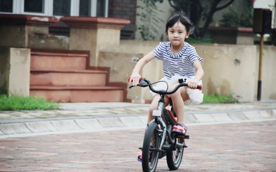 萌娃森碟技多不压身 古筝钢琴作画游泳文武双全