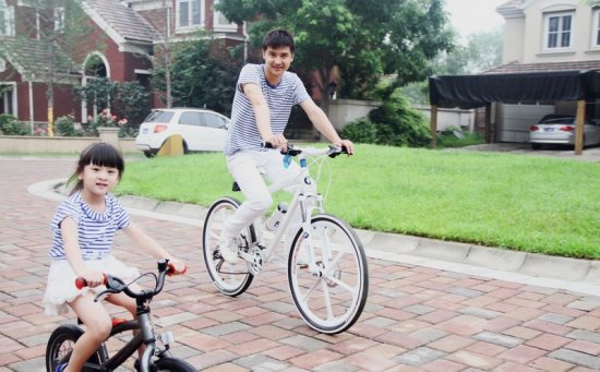 萌娃森碟技多不压身 古筝钢琴作画游泳文武双全