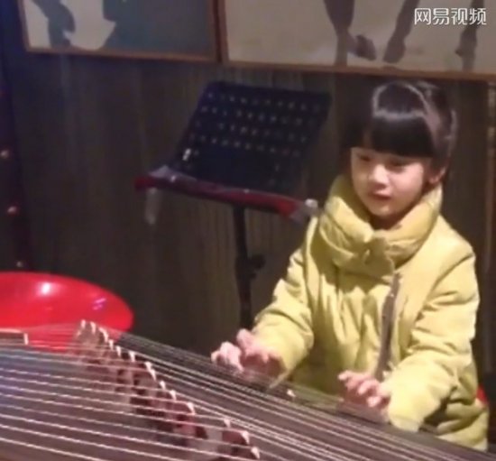 萌娃森碟技多不压身 古筝钢琴作画游泳文武双全