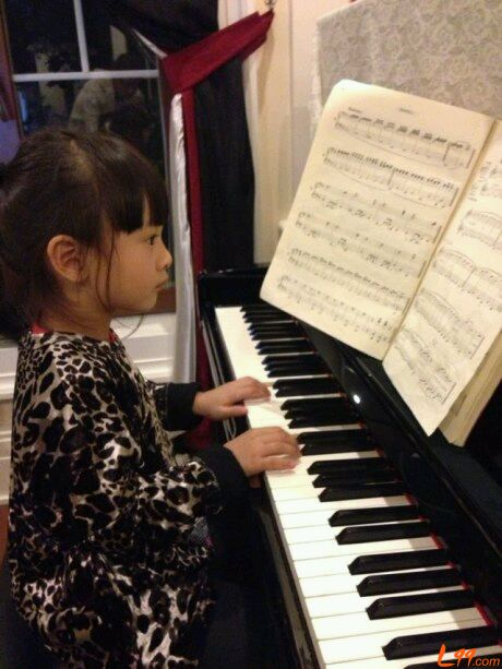 萌娃森碟技多不压身 古筝钢琴作画游泳文武双全