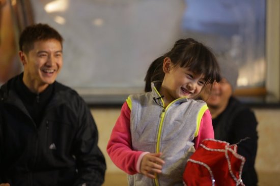 萌娃森碟技多不压身 古筝钢琴作画游泳文武双全