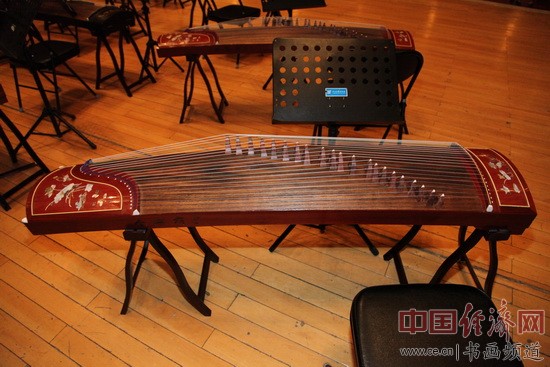 演出现场所使用的由河南省今乐府实业有限公司制造的古筝
